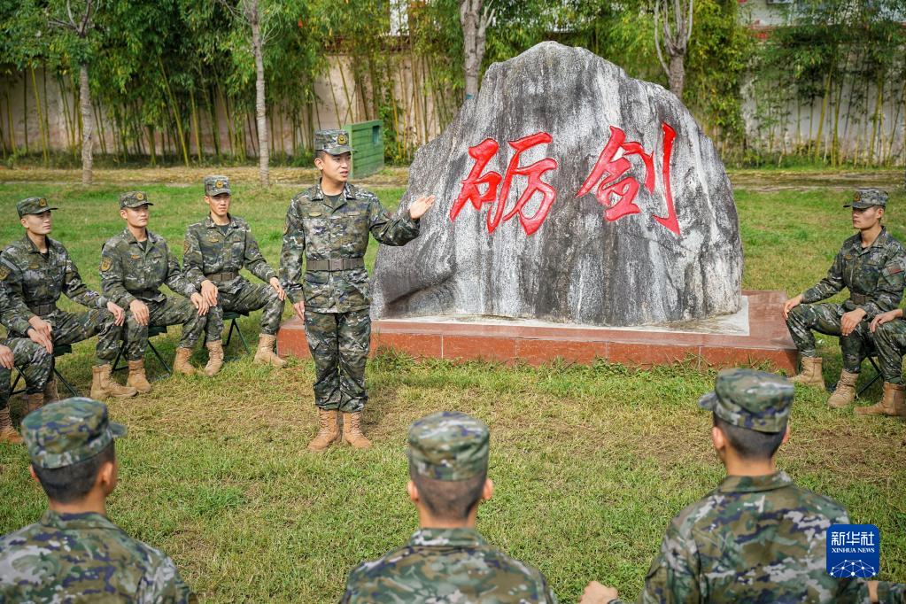 [组图]始终做党和人民完全可以信赖的英雄军队——解放军和武警部队认真学习、深刻领会党的二十大精神 第 1 张