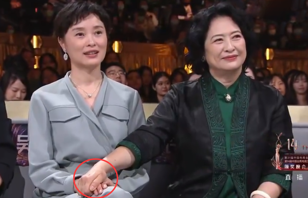 [组图]金鹰奖感人画面：殷桃获奖后，亲切喊丁勇岱“爸爸”，许娣暖心安慰吴越 第 9 张