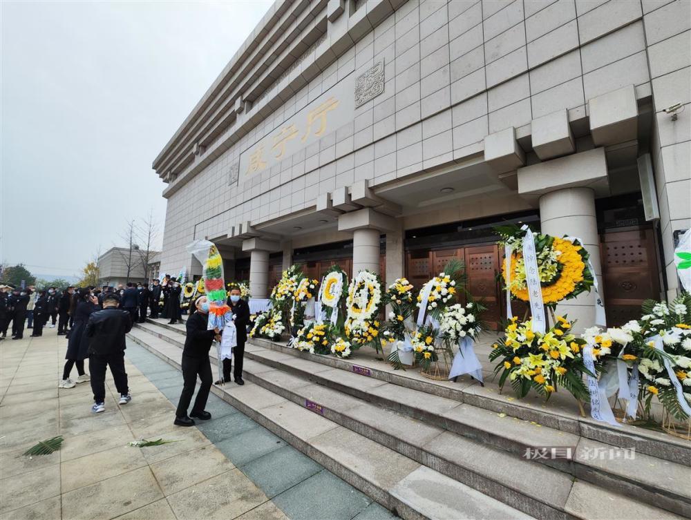 [组图]关羽扮演者陆树铭追悼会今日举行，花圈上写着“忠孝仁义” 第 2 张