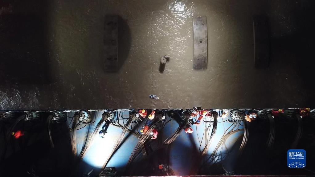[组图]长江口二号古船成功打捞出水 第 2 张