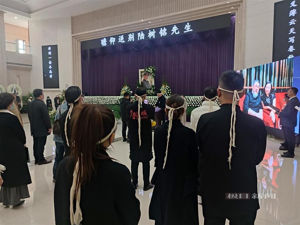 [组图]关羽扮演者陆树铭追悼会今日举行，花圈上写着“忠孝仁义” 第 5 张