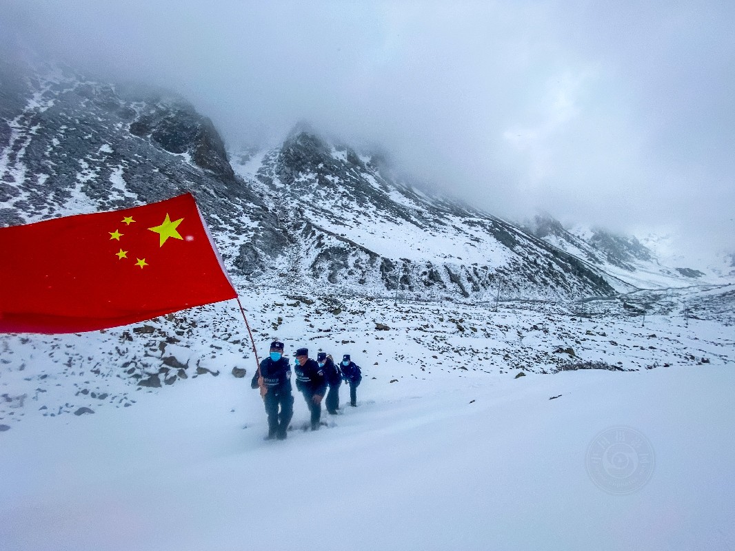 [组图]新疆伊犁：雪域边关 踏雪巡逻 第 2 张