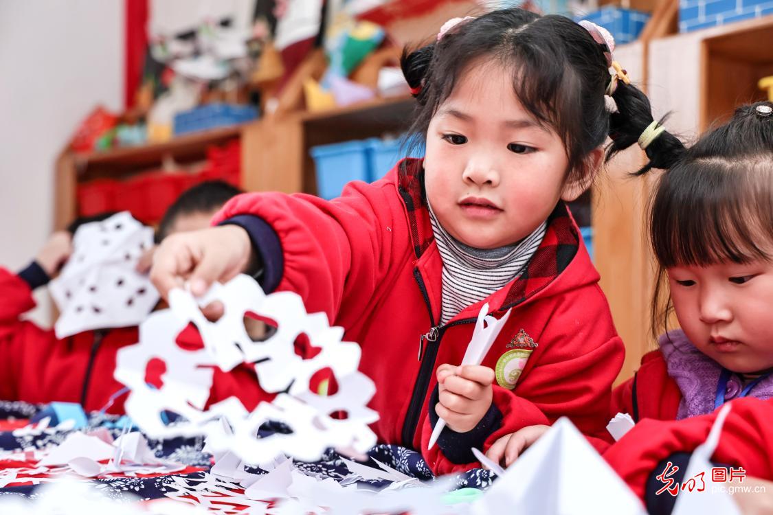 [组图]剪“雪花” 迎“小雪” 第 2 张