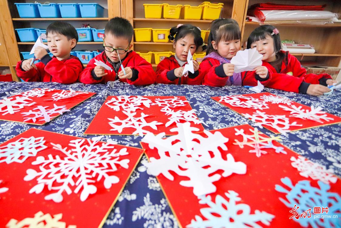 [组图]剪“雪花” 迎“小雪” 第 1 张