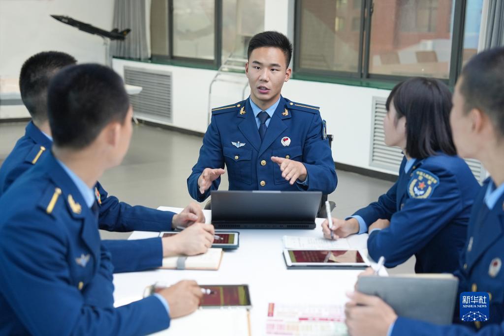 [组图]始终做党和人民完全可以信赖的英雄军队——解放军和武警部队认真学习、深刻领会党的二十大精神 第 5 张