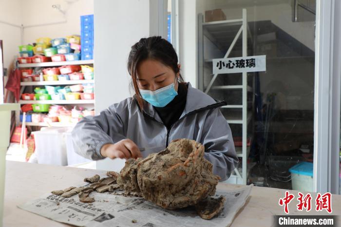[组图]穿越千年 古老文物在他们手中被“复活” 第 3 张