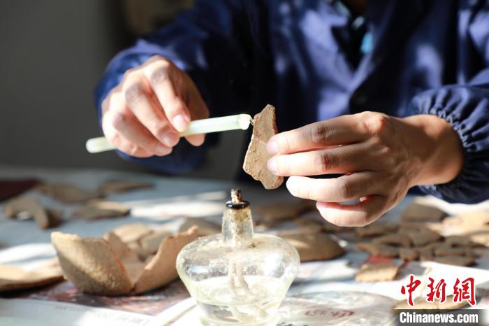 [组图]穿越千年 古老文物在他们手中被“复活” 第 5 张