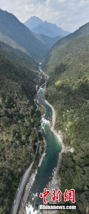 俯瞰秘境独龙江 醉人山水宛如蛟龙盘卧山间 第 3 张