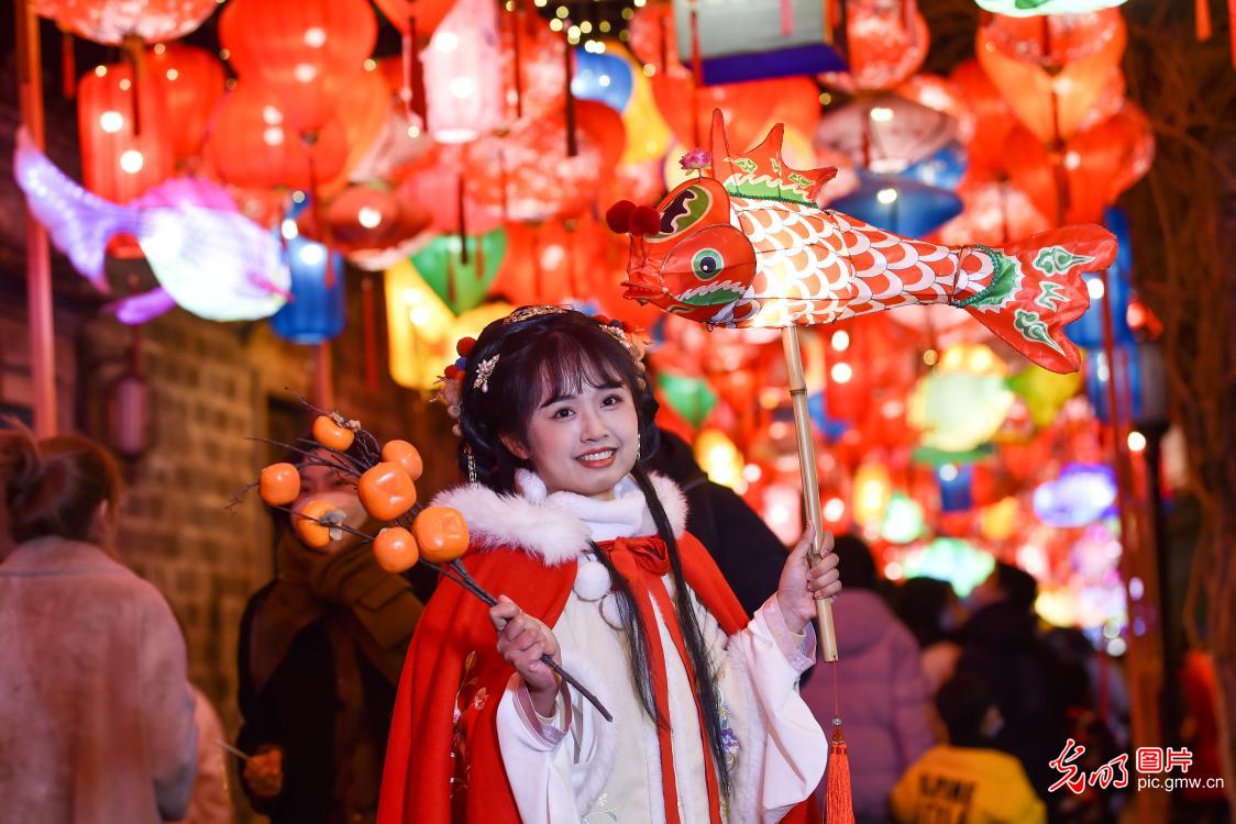  当元宵节遇到汉服 国潮风正“燃 第 7 张