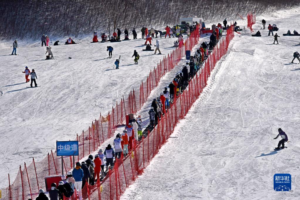 山东青岛：假期滑雪消费持续火爆 第 3 张