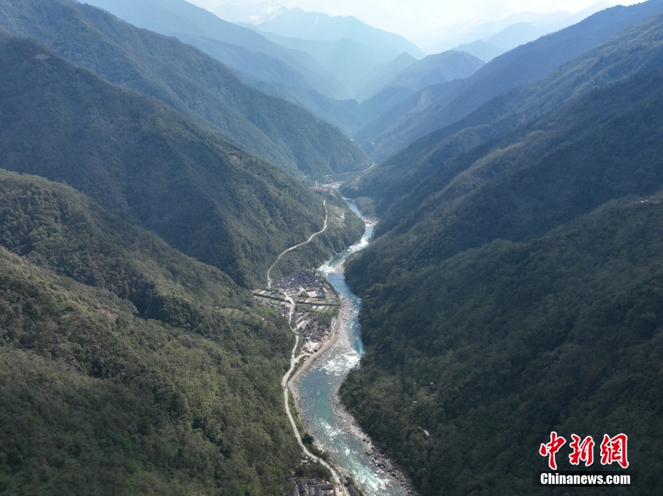 俯瞰秘境独龙江 醉人山水宛如蛟龙盘卧山间 第 2 张